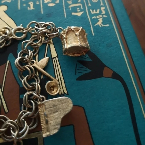 Vintage gold tone charm  bracelet - Picture 2 of 3